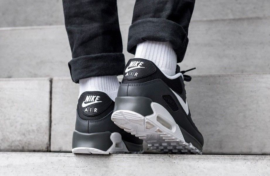 Max 90 black white on feet