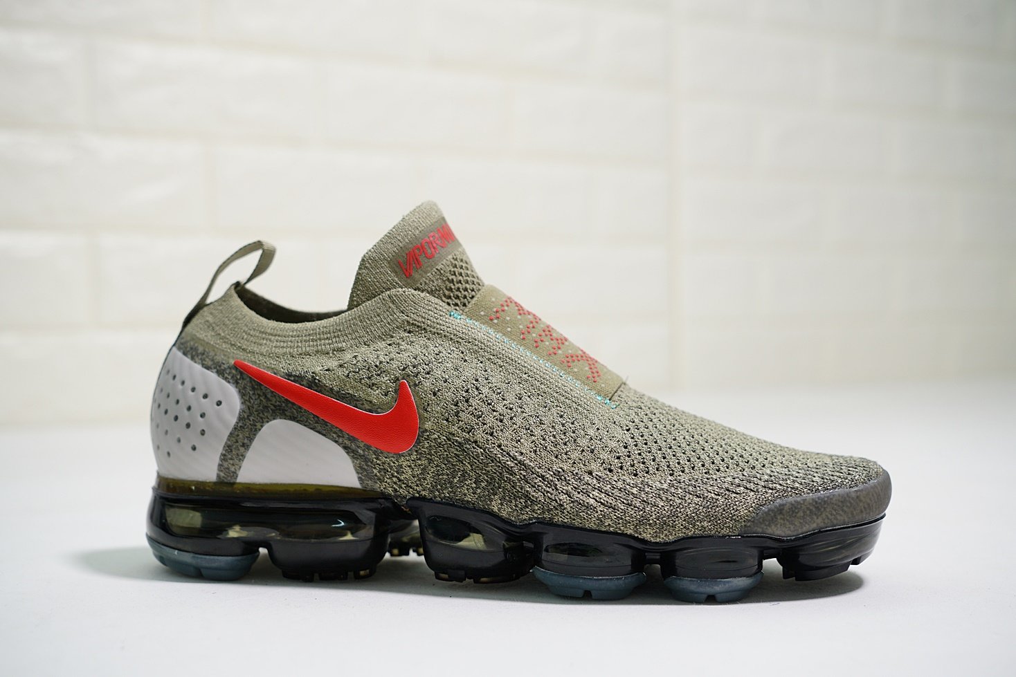 air vapormax moc 2 neutral olive habanero red