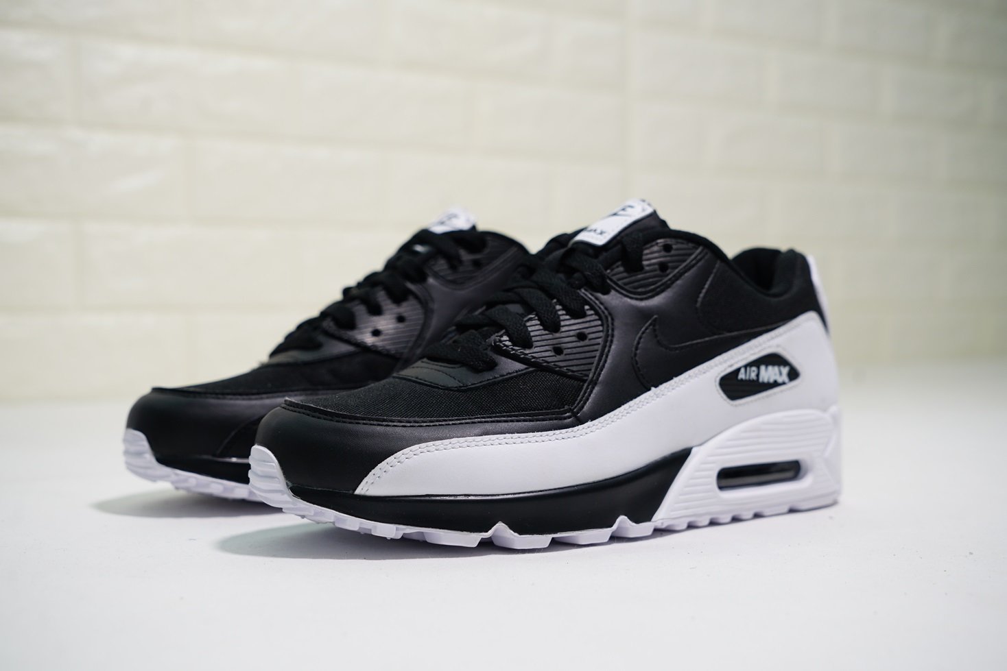 black and white air max