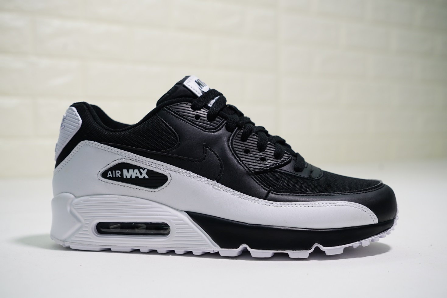 black and white air max nike