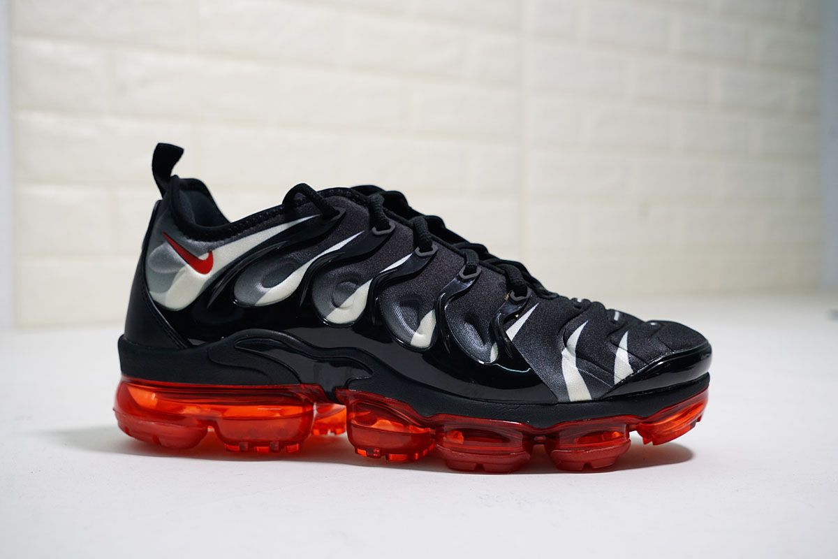 black red vapormax plus