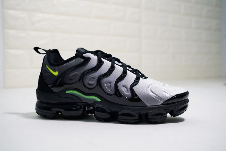 vapor max plus white and black