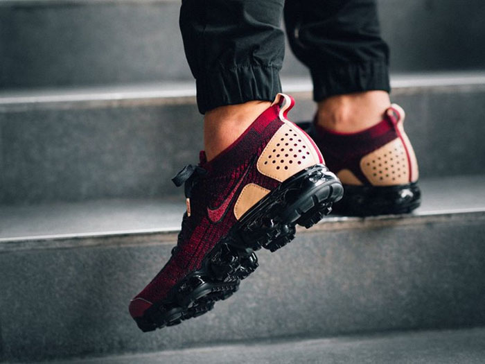 look Nike Air VaporMax Team Red on feet