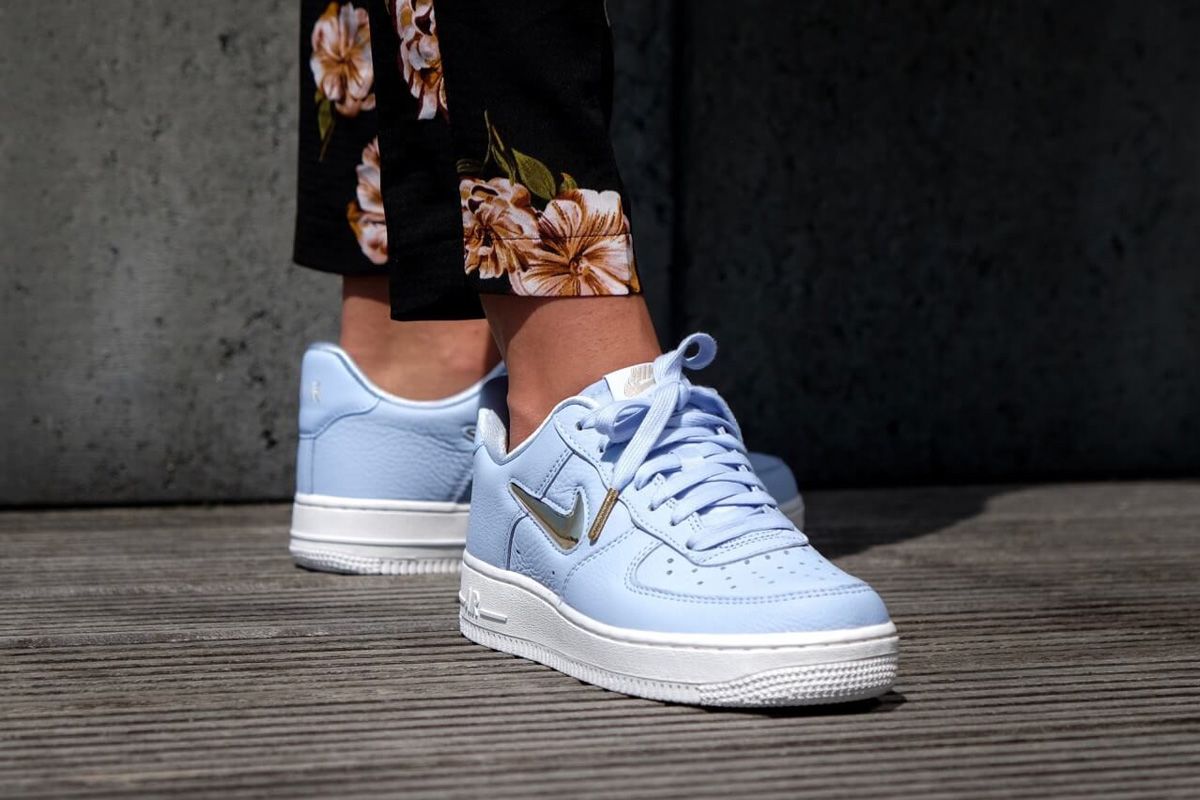 look Royal Tint Nike Air Force 1 LX Jewel-Swoosh on feet