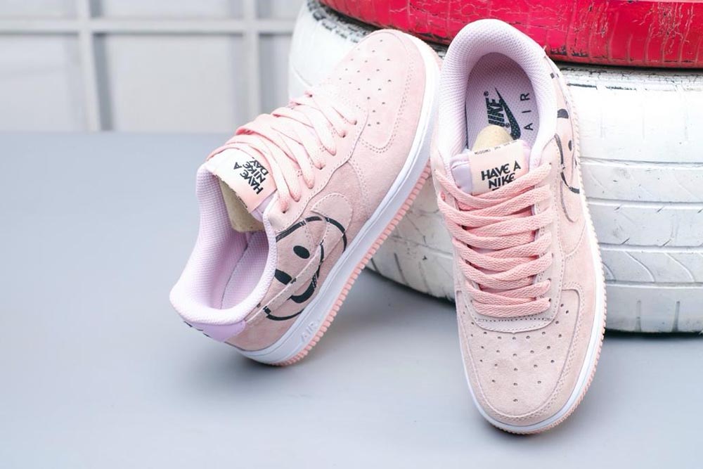 nike pink smiley face