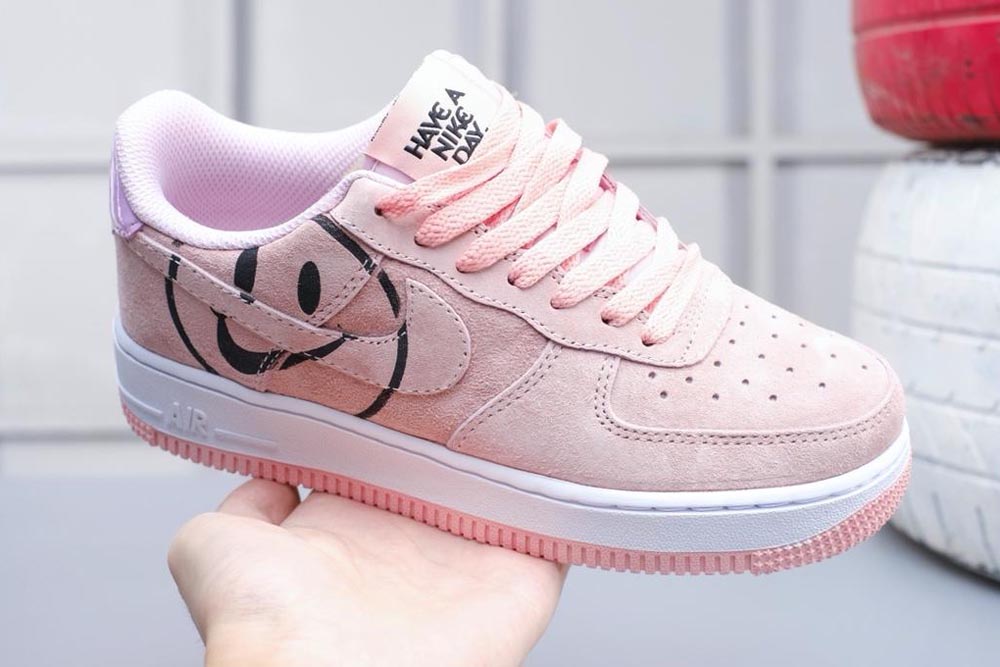 nike pink smiley face