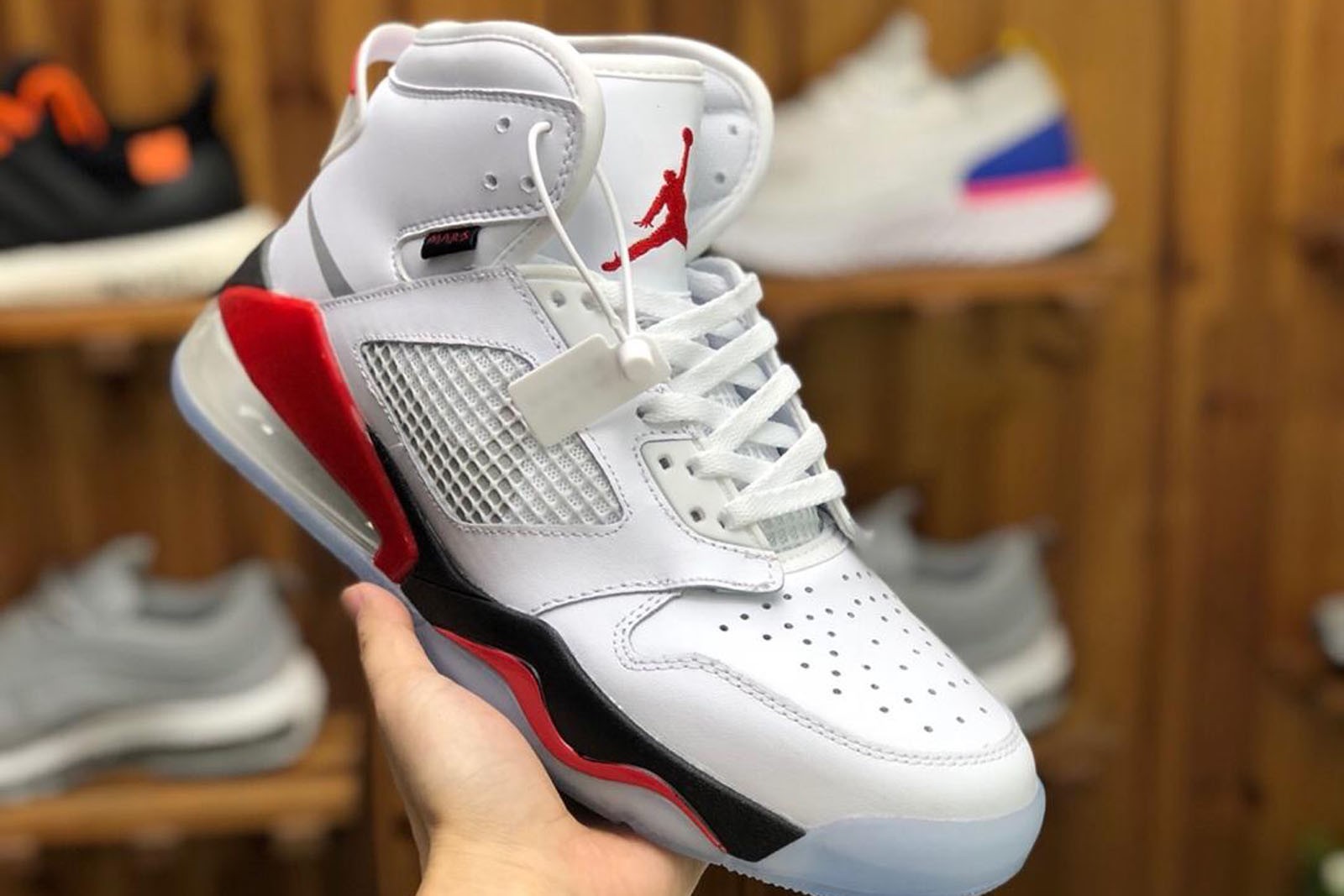 Jordan Mars 270 White/Fire Red/Black CD7070-001