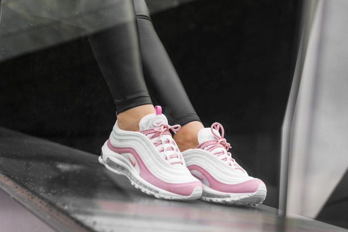 Max 97 Essential White Psychic Pink on feet