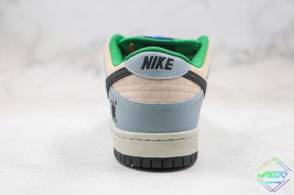 Nike SB Dunk Low Maple Leaf heel