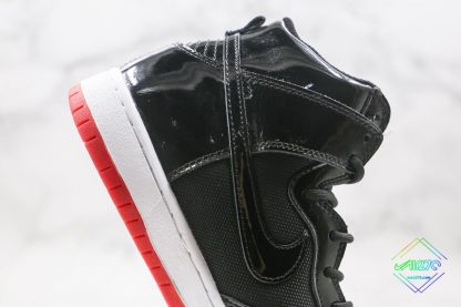 Nike SB Zoom Dunk High Bred panel swoosh