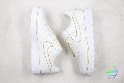 Air Force 1 Low White outlined Metallic Gold lateral