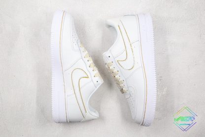 Air Force 1 Low White outlined Metallic Gold lateral