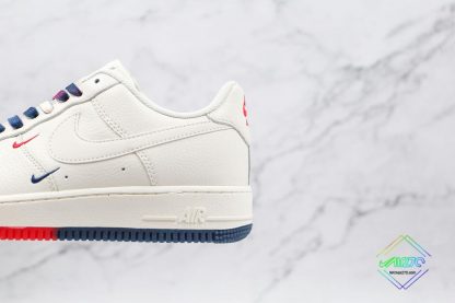 Nike Air Force 1 07 Low Beige Red Navy sneaker