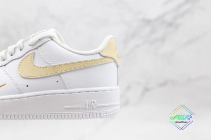 Nike Air Force 1 07 ESS White Gold schoenen