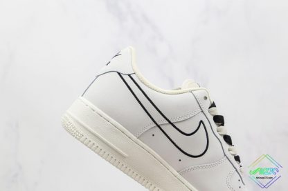 Air Force 1 Nike White and Black lateral side